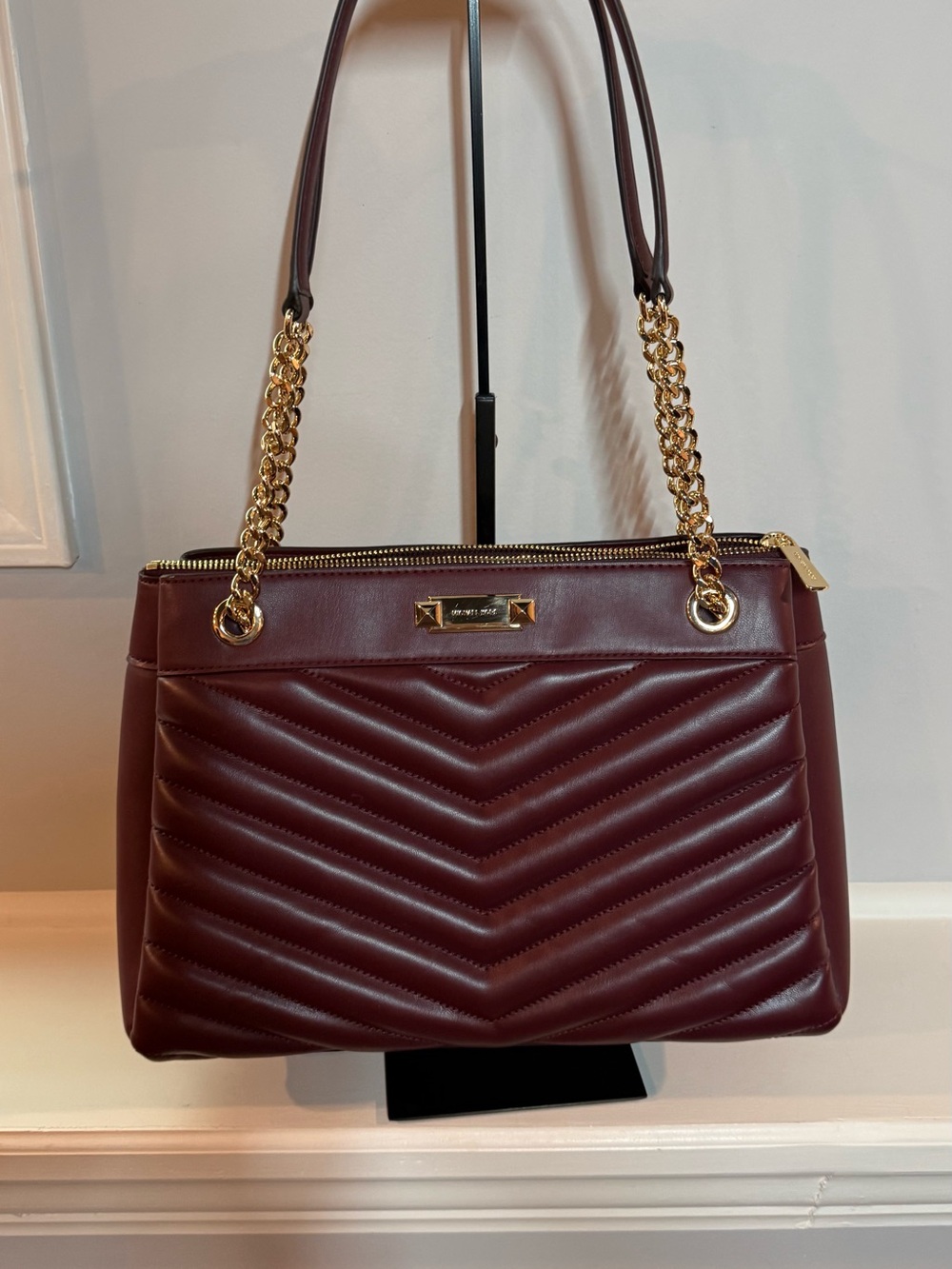MICHAEL KORS WHITNEY
Medium Chain Shoulder Tote Bag Quilted Oxblood